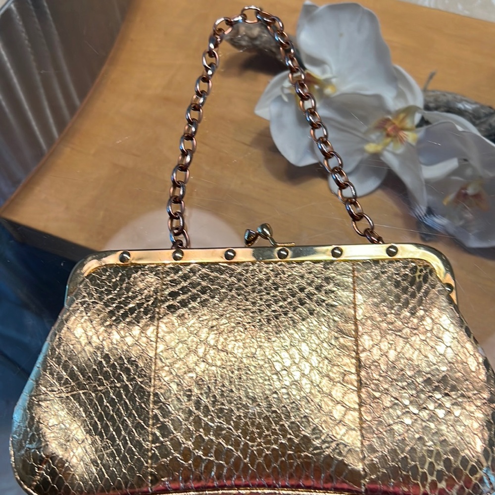 Cache gold clutch in hood condition